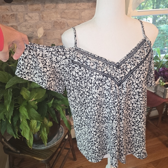 Sienna Sky Navy and White Floral Top Size S - Picture 1 of 5